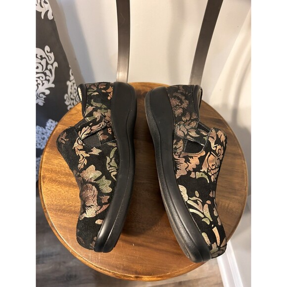 Alegria Suede Embossed Comfort Clog Size 39 W US 9 Wide Casual All Day Comfort - Picture 2 of 6